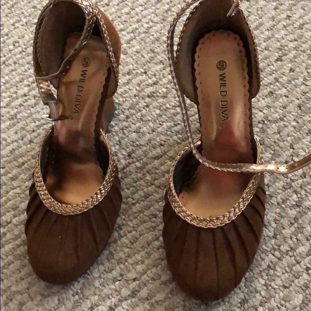 Wild Diva cocoa brown wedge
